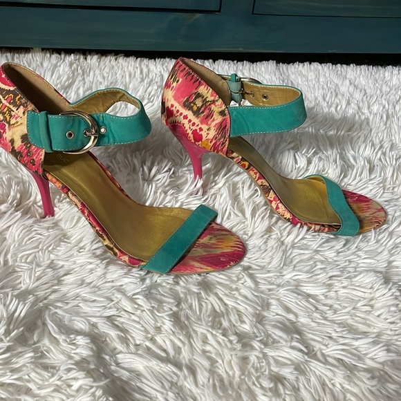 Strap heels - Picture 3 of 7